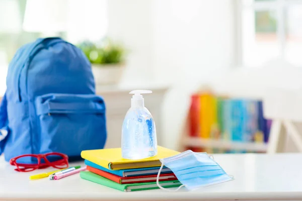 Zaino Bambino Della Scuola Con Maschera Viso Disinfettante Sicurezza Degli — Foto Stock