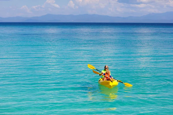 Niños Navegando Kayak Océano Niños Kayak Mar Tropical Vacaciones Activas —  Fotos de Stock