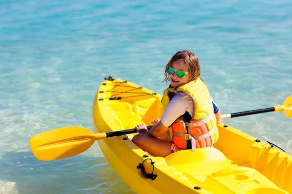 Barnen Paddlar Kajak Havet Barn Kajak Tropiskt Hav Aktiv Semester — Stockfoto