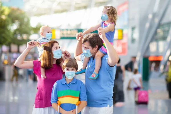 Család Reptéren Maszkban Vírus Járvány Coronavirus Influenzajárvány Biztonságos Utazást Kisgyerekkel — Stock Fotó