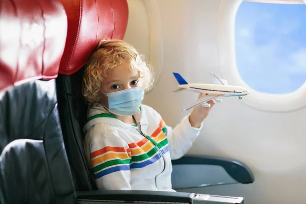 Enfant Avion Avec Masque Facial Éclosion Virale Coronavirus Pandémie Grippe — Photo