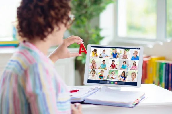 Fjärrundervisning Online Lärare Med Dator Som Har Videokonferens Chatt Med — Stockfoto
