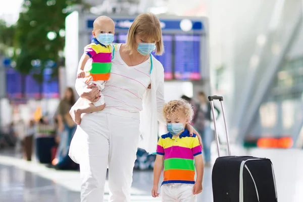 Famille Aéroport Masque Facial Éclosion Virale Coronavirus Pandémie Grippe Voyage — Photo