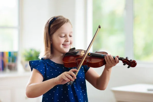 拉小提琴的孩子从家里远程学习 给孩子的艺术一个拿着乐器的小女孩视频聊天会议课 在线音乐教学 富有创造力的孩子们会唱歌 传统教育 — 图库照片