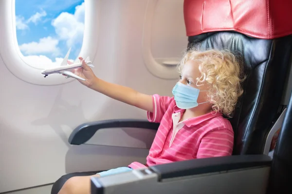 Enfant Avion Avec Masque Facial Éclosion Virale Coronavirus Pandémie Grippe — Photo