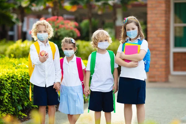 코로나 바이러스와 발병하는 얼굴에 마스크를 학교아이 소녀는 남녀노소를 격리시키고 학교로 — 스톡 사진