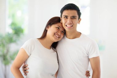 Genç Asyalı çift aşık olmuş. Erkek ve kadın evde sarılıp gülüyor. Çıkma ve ilişki. Erkek arkadaşı ve kız arkadaşı tatilde. Asya 'da sevgililer günü kutlaması. Nişan mutluluğu.
