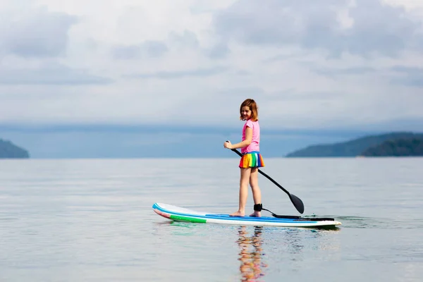 Kind Stand Peddelbord Waterpret Strandsport Voor Kinderen Gezonde Buitensporten Voor — Stockfoto
