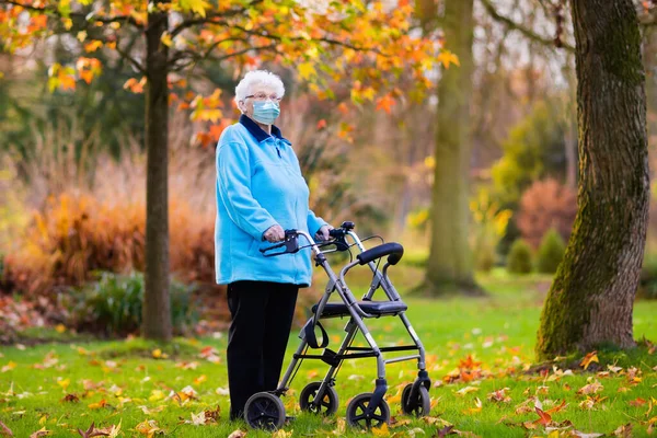 Senior Kvinna Bär Ansiktsmask Koronavirus Och Influensautbrott Sjukdom Och Sjukdomsskydd — Stockfoto