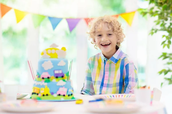 Kindergeburtstag Junge Kuchen Mit Auto Und Flugzeug Kind Bläst Kerzen — Stockfoto