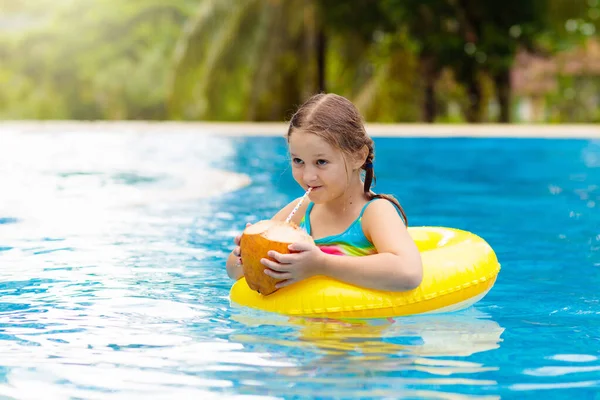 Bambino Con Bevanda Cocco Piscina All Aperto Bambini Nuotano Resort — Foto Stock