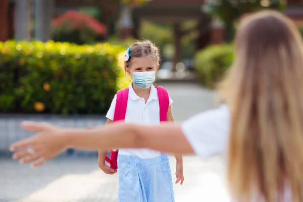 Mor Barn Med Ansiktsmaske Som Går Skolen Kronavirus Eller Influensautbrudd – stockfoto