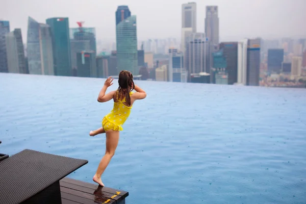 Bambini Che Nuotano Nella Piscina All Aperto Sul Tetto Vacanza — Foto Stock