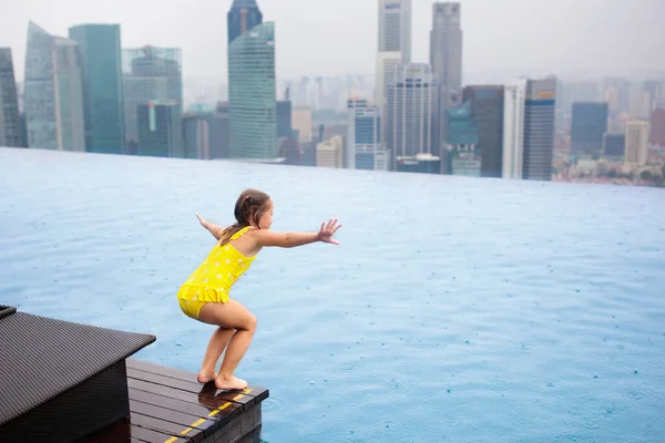 Kinder Schwimmen Dachpool Familienurlaub Singapur Stadtsilhouette Vom Infinity Pool Luxushotel — Stockfoto