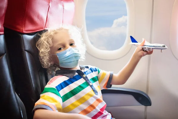 Child Airplane Face Mask Virus Outbreak Coronavirus Flu Pandemic Safe — Stock Photo, Image