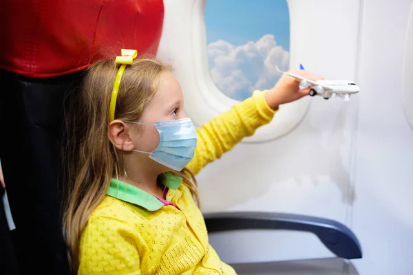 Enfant Avion Avec Masque Facial Éclosion Virale Coronavirus Pandémie Grippe — Photo