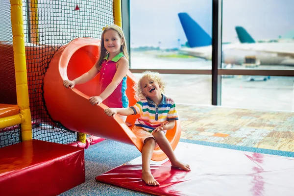 Kinderen Speelplaats Kinderen Kijken Naar Het Vliegtuig Reizen Vliegen Met — Stockfoto