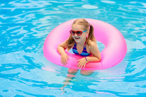 Criança Piscina Flutuando Anel Brinquedo Crianças Nadam Arco Íris Colorido — Fotografia de Stock