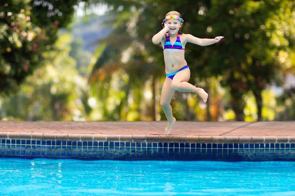 Dziecko Skaczące Wody Basenie Dzieci Pływają Bawią Się Rodzinnych Wakacjach — Zdjęcie stockowe