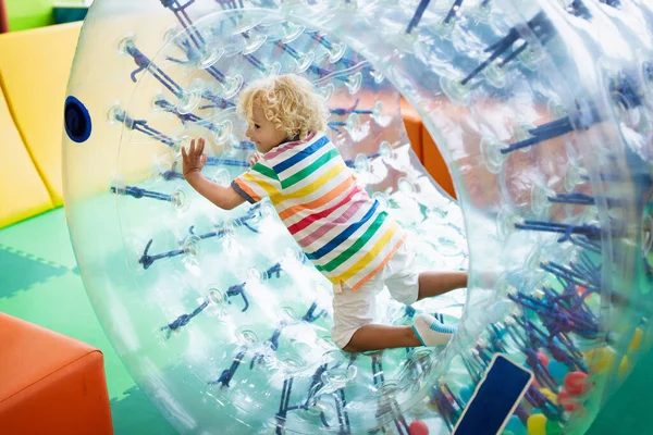 Kind Rolwiel Springen Kleurrijke Speeltuin Trampoline Kinderen Springen Opblaasbaar Springkasteel — Stockfoto