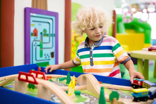 Bambini Giocano Alla Ferrovia Giocattolo Ragazzino Biondo Riccio Con Treni — Foto Stock