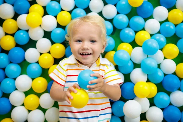 Dziecko Bawiące Się Boisku Kolorowe Zabawki Dla Dzieci Przedszkole Lub — Zdjęcie stockowe