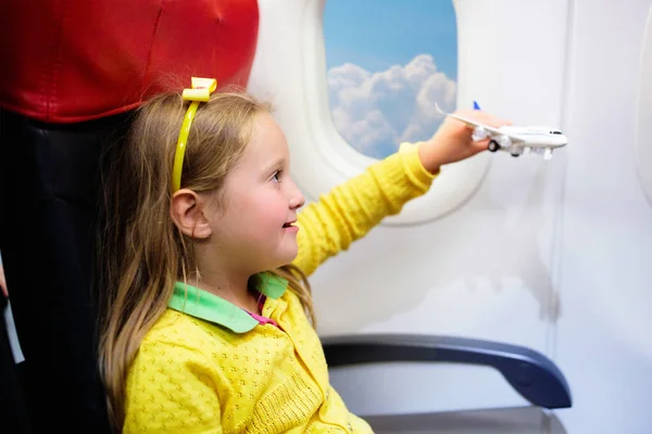 Niño Avión Niño Avión Sentado Asiento Ventana Entretenimiento Vuelo Para — Foto de Stock