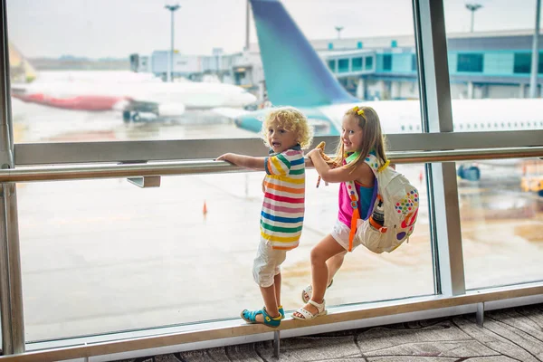 Des Enfants Aéroport Les Enfants Regardent Avion Voyager Voler Avec — Photo