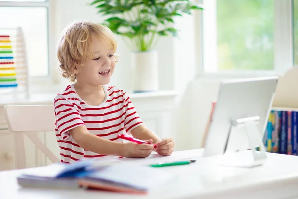Fjärrundervisning Online Skolbarn Med Dator Som Har Videokonferens Chatt Med — Stockfoto
