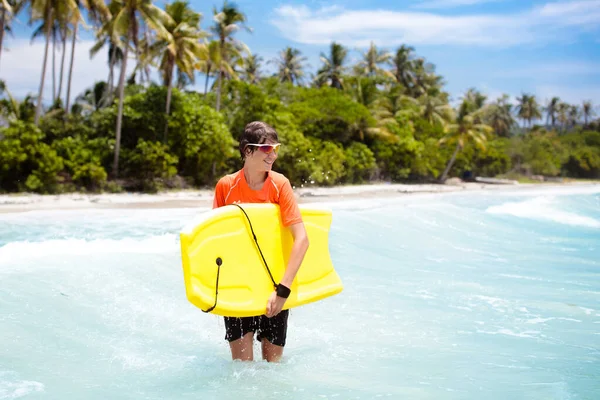 Teenager Junge Surft Tropischen Strand Asien Kind Auf Surfbrett Auf — Stockfoto