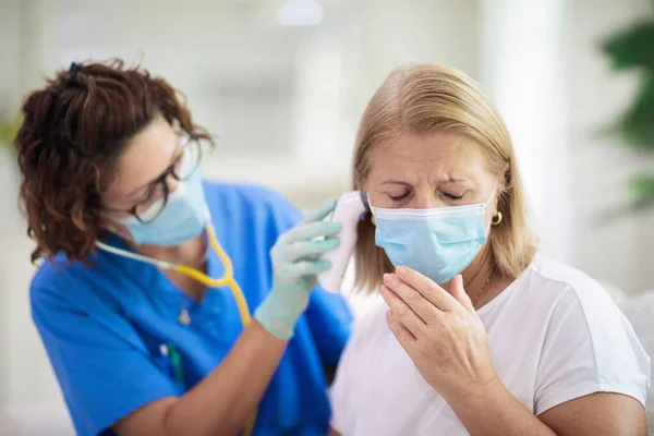 Médico Examinando Paciente Enfermo Con Máscara Facial Mujer Enferma Clínica —  Fotos de Stock
