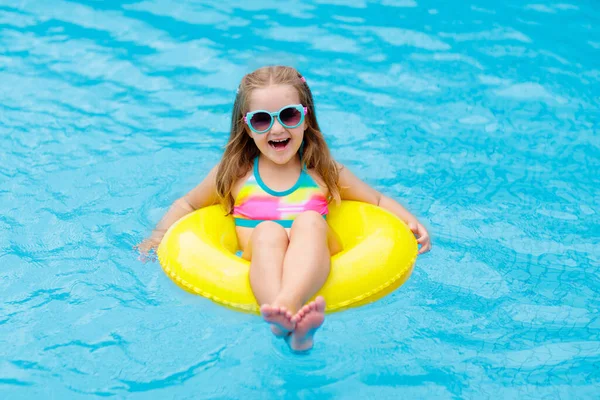 Gyerek Medencében Lebeg Játékgyűrűn Gyerekek Úsznak Színes Sárga Úszó Fiatal — Stock Fotó