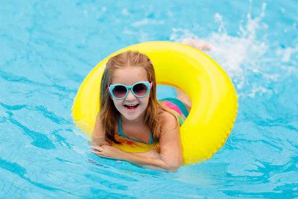 Kind Schwimmbad Schwimmt Auf Spielzeugring Kinder Schwimmen Farbenfroher Gelber Wagen — Stockfoto