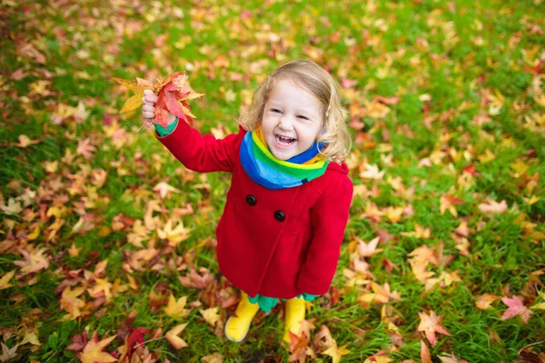 Kleines Mädchen Mit Gelben Blättern Kind Spielt Mit Goldenen Herbstblättern — Stockfoto