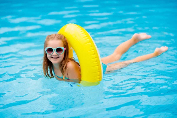 Ребенок Бассейне Плавающий Игрушечном Кольце Дети Плавают Красочная Желтая Платформа — стоковое фото