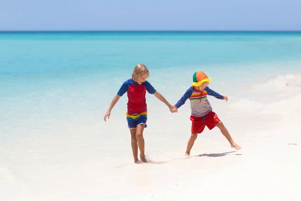 Děti Hrají Tropické Pláži Děti Plavou Hrají Moři Letní Rodinné — Stock fotografie