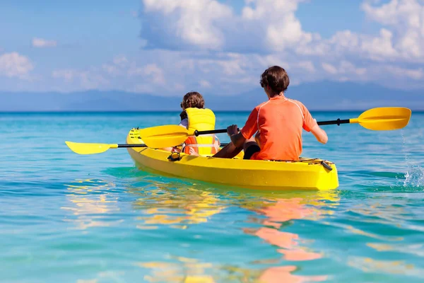 Kinder Kajakfahren Ozean Kinder Kajak Tropischen Meer Aktivurlaub Mit Kleinen — Stockfoto