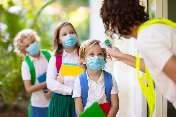 Kontrola Temperatury Badania Lekarskie Szkole Dziecko Masce Twarzy Klasie Wybuchu — Zdjęcie stockowe