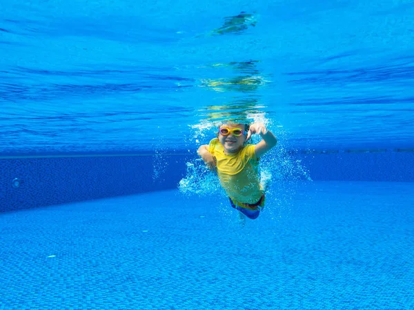 Ребёнок Водой Бассейне Дети Плавают Мальчик Ныряет Воду Тропическом Курорте — стоковое фото