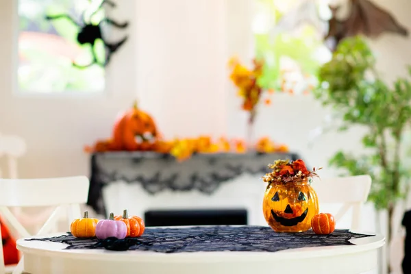 Halloween Decoratie Pompoenlantaarn Herfstblad Het Interieur Feestelijke Versierde Tafel Familie — Stockfoto