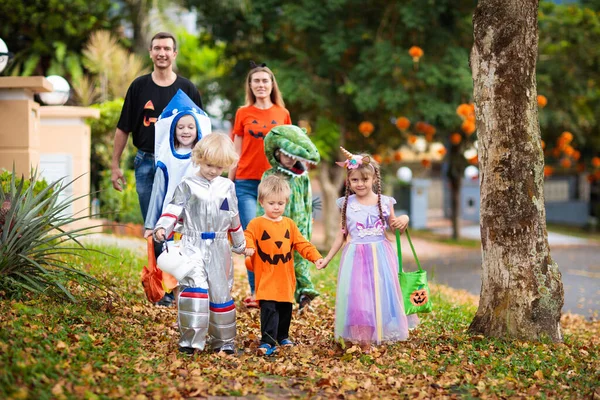 Criança Disfarçada Halloween Raça Mista Crianças Pais Asiáticos Caucasianos Enganam — Fotografia de Stock