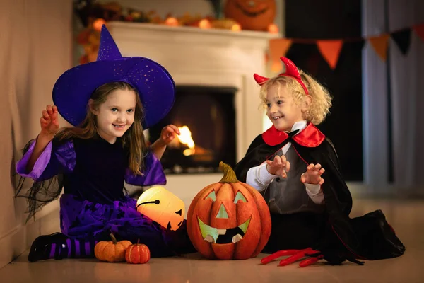 Boszorkányjelmezes Kislány Vámpírnak Öltözött Fiú Halloweenkor Csokit Vagy Csalunk Egy — Stock Fotó