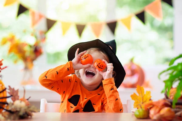 Criança Disfarçada Halloween Doces Travessuras Menino Com Lanterna Abóbora Bebê — Fotografia de Stock