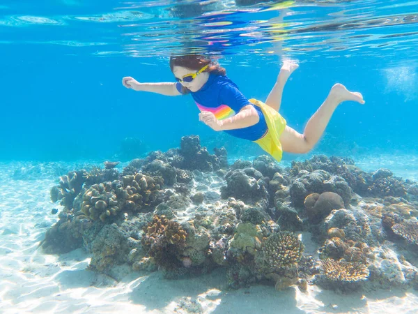 Plongée Avec Tuba Pour Enfants Les Enfants Nagent Sous Eau — Photo