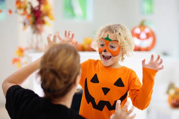 Gyerek Anya Halloween Jelmezben Csokit Vagy Csalunk Arcfestés Partira Gonosz — Stock Fotó