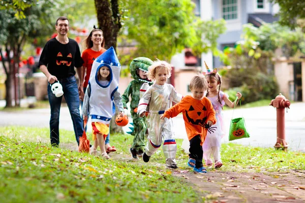 Niño Disfrazado Halloween Raza Mixta Los Niños Padres Asiáticos Caucásicos — Foto de Stock