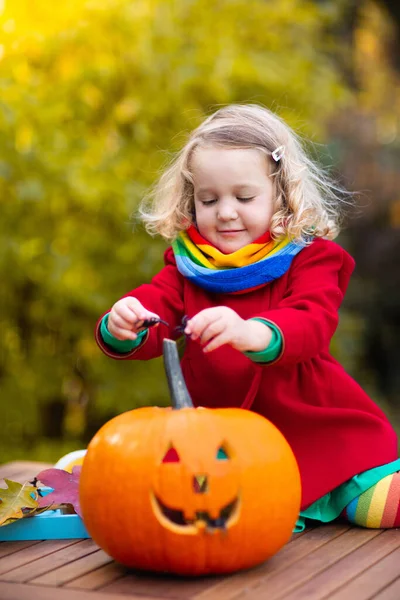 Child Carving Halloween Pumpkin Kids Carve Pumpkins Trick Treat Jack — Stock Photo, Image