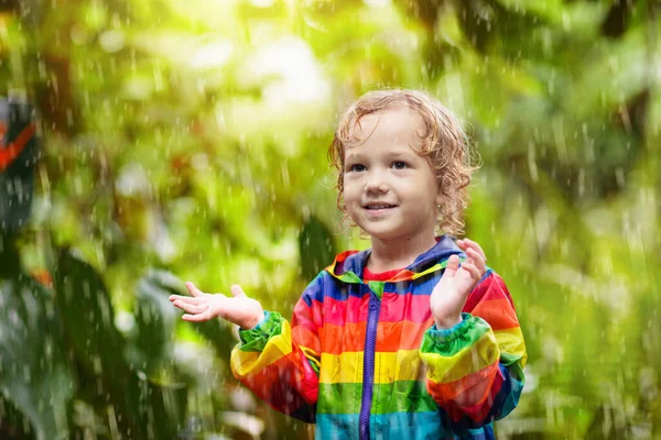 Dítě Hraje Dešti Slunečného Podzimního Dne Dítě Pod Těžkou Sprchou — Stock fotografie