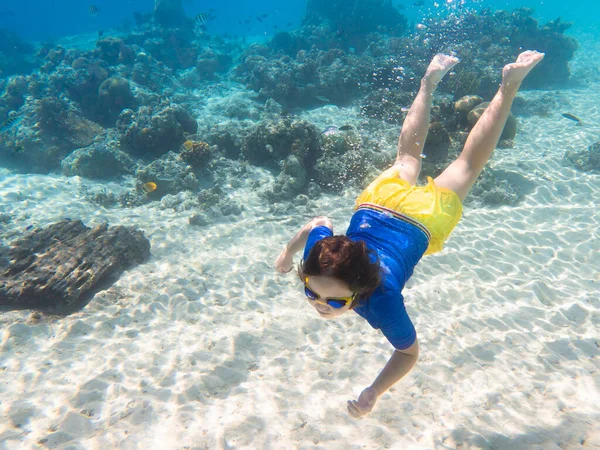 子供のシュノーケリング 子供たちは水中で泳ぐ ビーチや子供と海の夏休み サンゴ礁の魚を見ている少女 エキゾチックな島の海洋生物 子供の水泳やシュノーケリングやマスクとダイビング — ストック写真