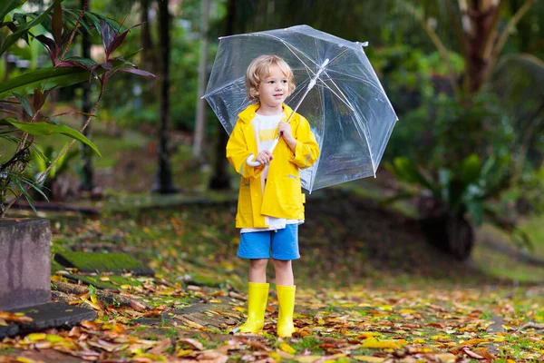 Bambino Che Gioca Autunno Pioggia Ragazzo Con Ombrello Ragazzino Che — Foto Stock